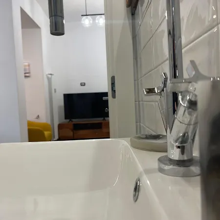 Lombardo's Family - Free Private Parking 700m From The Station! *