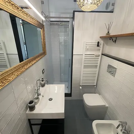 Lombardo's Family - Free Private Parking 700m From The Station! Apartment