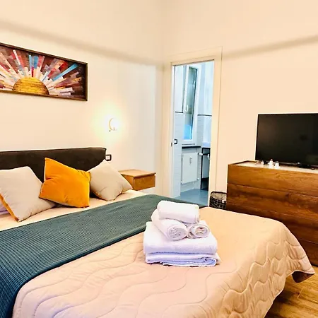 Lombardo's Family - Free Private Parking 700m From The Station! *