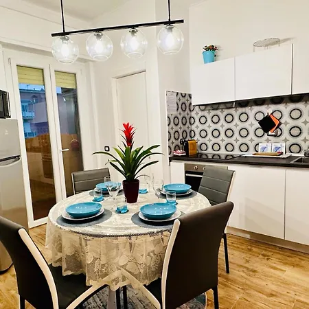 Lombardo's Family - Free Private Parking 700m From The Station! Apartment *