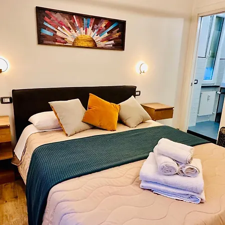 Lombardo's Family - Free Private Parking 700m From The Station! *