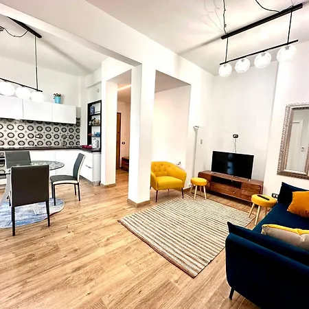 Lombardo's Family - Free Private Parking 700m From The Station! Apartmán *