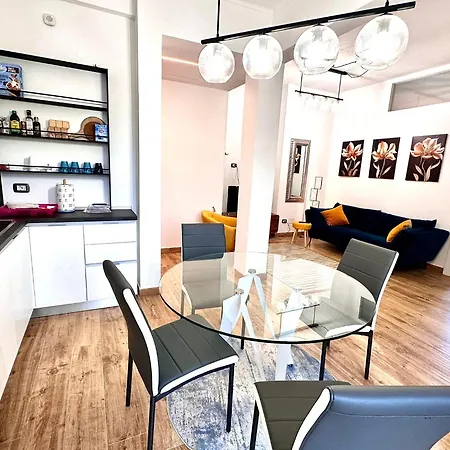 Apartmán Lombardo's Family - Free Private Parking 700m From The Station!