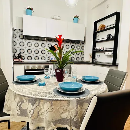 Apartment Lombardo's Family - Free Private Parking 700m From The Station!