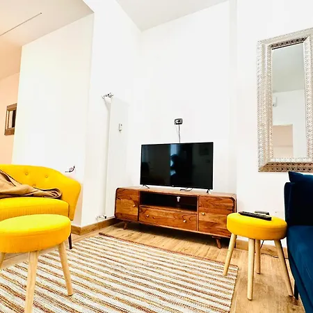 Lombardo's Family - Free Private Parking 700m From The Station! *