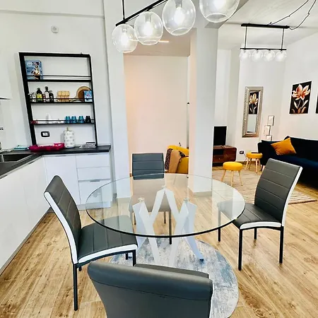 Apartmán Lombardo's Family - Free Private Parking 700m From The Station!