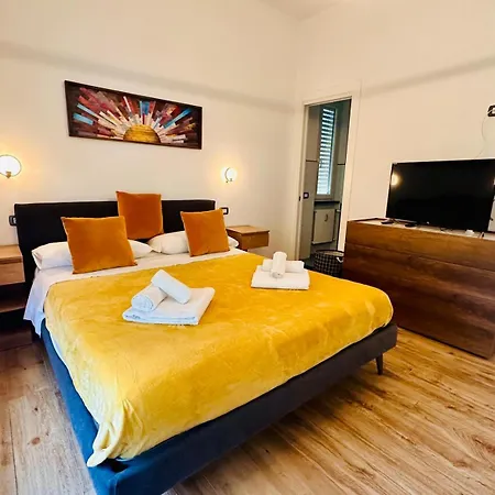 Lombardo's Family - Free Private Parking 700m From The Station! Apartmán