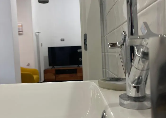 Lombardo's Family - Free Private Parking 700m From The Station! *