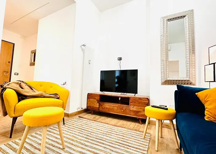 Lombardo's Family - Free Private Parking 700m From The Station! *