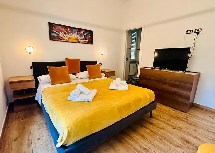 Lombardo's Family - Free Private Parking 700m From The Station! Appartement